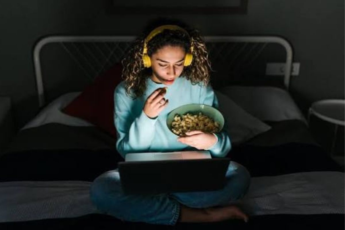 রাত ৯টার পরে খাওয়াদাওয়া: ন'টার পরে ভারী খাবার খেলে তা হজম করতে শরীরের বেশি সময় লাগে। এতে গ্যাস, অ্যাসিডিটি ও বদহজমের সমস্যা বাড়ে। বিশেষজ্ঞদের মতে, রাতের খাবার যত তাড়াতাড়ি খাওয়া যায়, ততই শরীরের পক্ষে ভালো। এতে পরদিন সকালে পেট পরিষ্কার থাকে এবং শরীর হালকা লাগে।